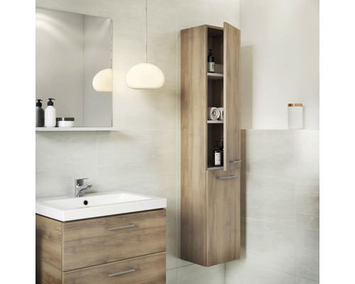 Helles Badezimmer mit Waschtisch, Spiegelschrank und offenem Badschrank