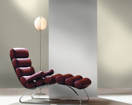 Raumansicht mit Liege, Stehlampe und Wandtapete