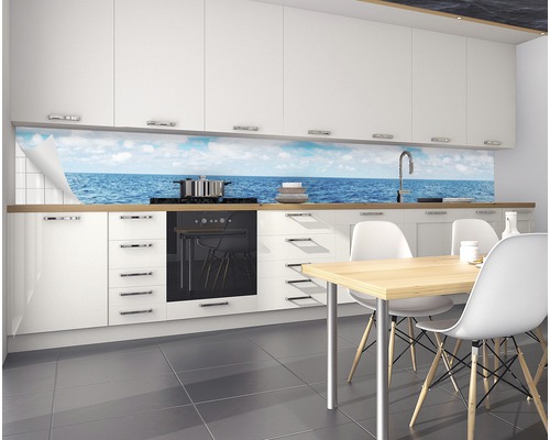 Küchenrückwand mit Meerblick in einer modernen Küche