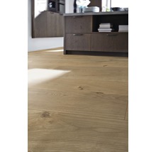 Heller Holzboden in einer modernen Küche.