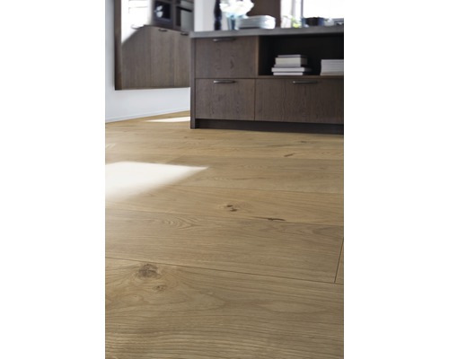 Heller Holzboden in einer modernen Küche.