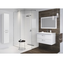 Modernes Badezimmer mit Dusche, Waschtisch und Spiegelschrank