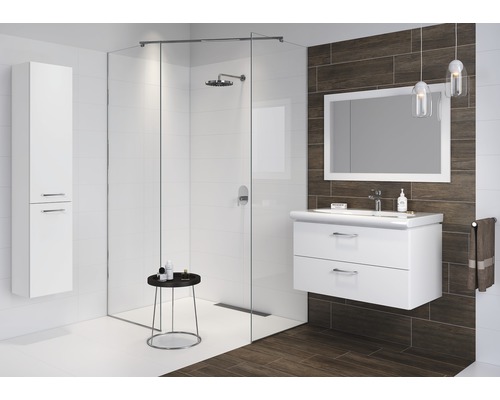 Modernes Badezimmer mit Dusche, Waschtisch und Spiegelschrank