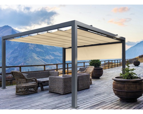 Pergola mit Stoffdach, Möbeln und Pflanzenkübeln auf Holzterrasse vor Bergkulisse