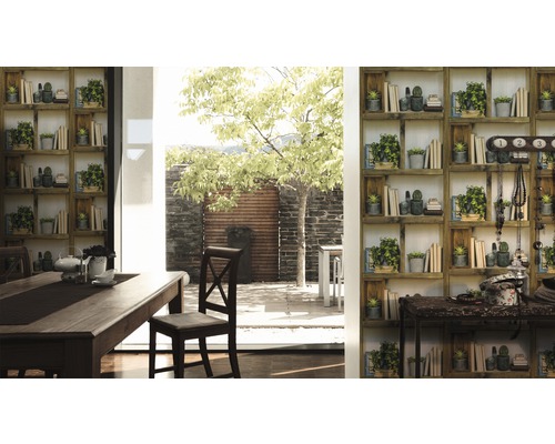 Wohnraum mit Esstisch, Stuhl und Regal mit Pflanzen und Büchern