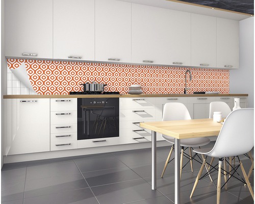Moderne Küche mit orangefarbenen Wandaufklebern mit geometrischem Muster