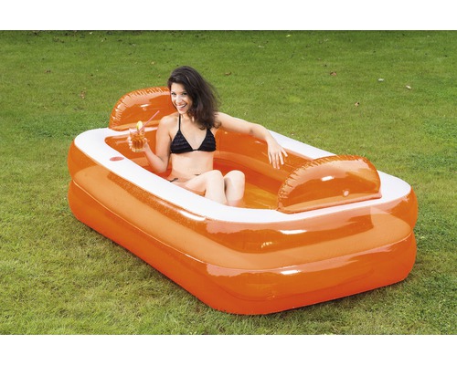 Aufblasbarer Pool mit Frau und Getränk im Garten