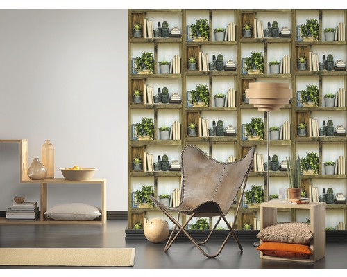 Wohnzimmer mit Bücherregal Tapete, Sessel und Holztisch