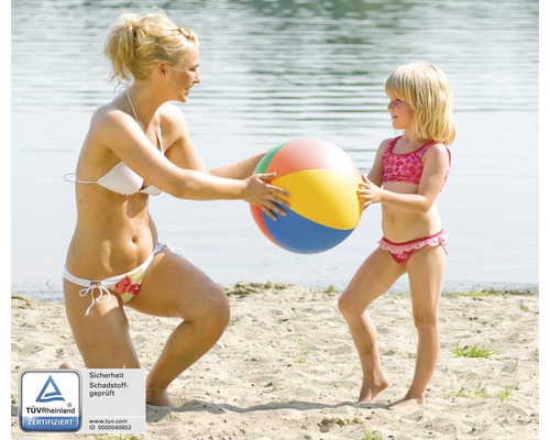Mutter und Kind spielen am Strand mit einem mehrfarbigen Strandball. TÜV Rheinland Siegel: Geprüfte Sicherheit und Schadstofffreiheit.