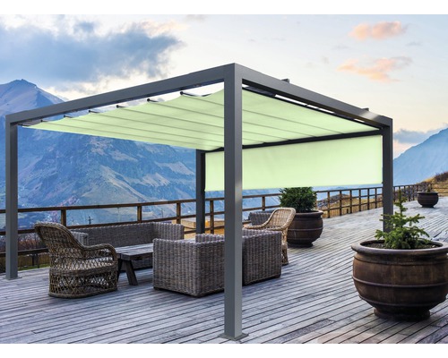 Szene mit einer Terrassenüberdachung mit verschiebbarem Sonnenschutz und Gartenmöbeln auf einer Holzterrasse