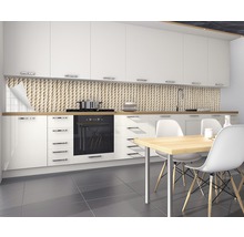 Moderne Küche mit weißen Schränken, Arbeitsplatte aus Holz und einem Dekoelement mit Seildesign an der Wand