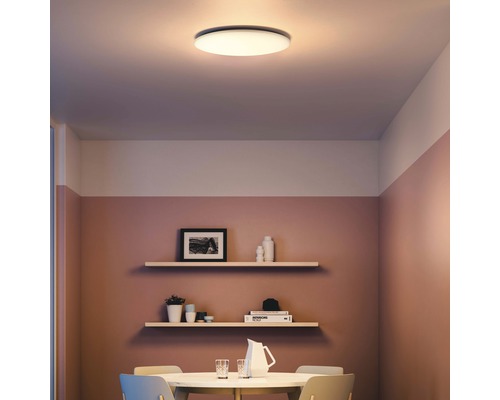 Flache Deckenleuchte über einem Esstisch in einem Esszimmer.