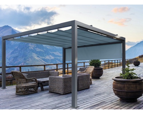 Terrasse mit Pergola, Rattanmöbeln und Bergpanorama