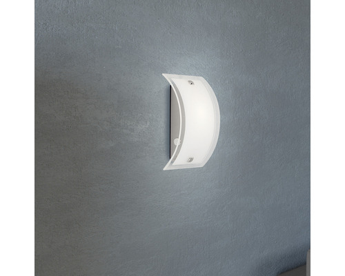 Halbrunde Wandleuchte aus Glas an einer Wand montiert.