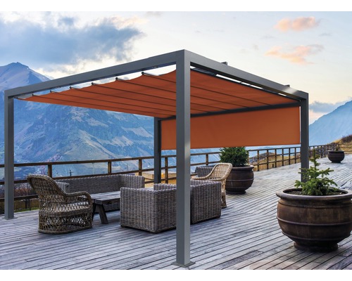 Terrasse mit grauem Pavillon, Stoffdach und Rattansitzgruppe vor Berglandschaft