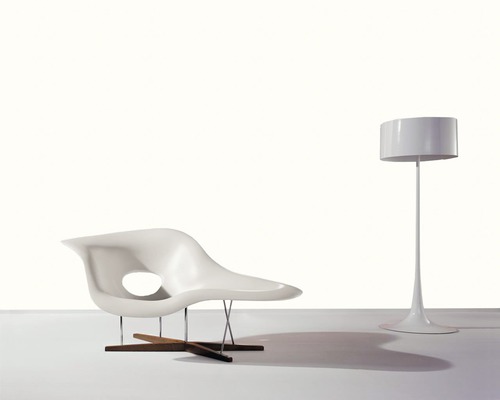 Szene mit einem Loungesessel aus Fiberglas und einer Stehlampe