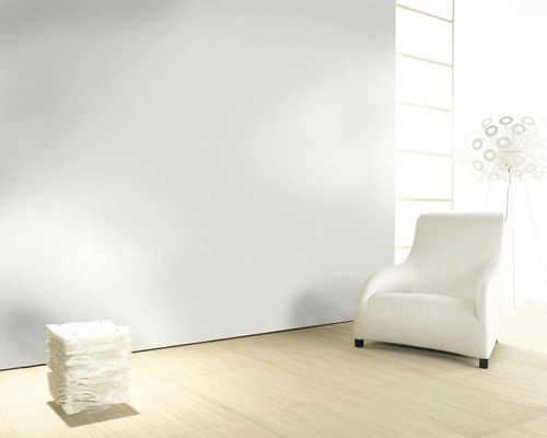 Heller Raum mit Sessel, Lampe und Dekoration