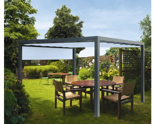 Pavillon Wismar 300 x 300 cm Dessin 8903 blau mit Senkrechtmarkise Pergola mit Sonnenschutz und Gartenmöbeln im Garten.