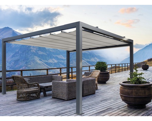 Terrasse mit Pergola, Sitzmöbeln und Pflanzenkübeln vor Bergkulisse