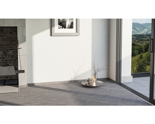 Innenraum mit Fliesenboden, Kamin und Terrassentür