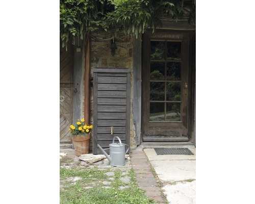 Gartenszene mit Wassertank, Gießkanne und Blumentopf