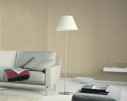 Wohnzimmer mit Sofa, Stehlampe und Tapete