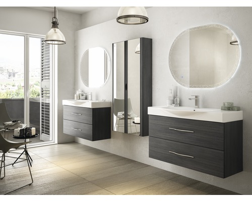 Badezimmer mit Waschbeckenunterschränken, Spiegelschränken und runden Spiegeln.