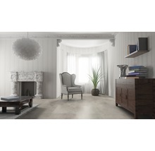 Wohnzimmer mit Kamin, Sessel, Kommode und Dekorationen