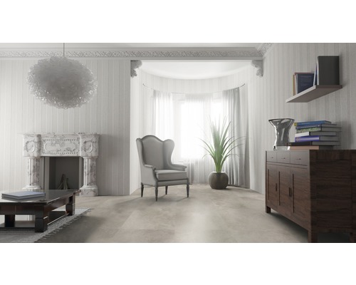 Wohnzimmer mit Kamin, Sessel, Kommode und Dekorationen