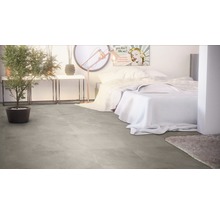 Heller Schlafraum mit Bett, Stehlampe, Tisch und Bodenbelag