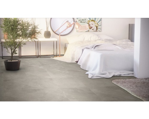 Heller Schlafraum mit Bett, Stehlampe, Tisch und Bodenbelag
