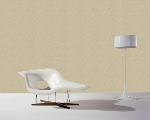 Beige Vliestapete im Wohnraum mit Sessel und Stehlampe