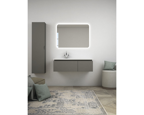 Badezimmer mit Waschbeckenunterschrank, Spiegelschrank und Hochschrank