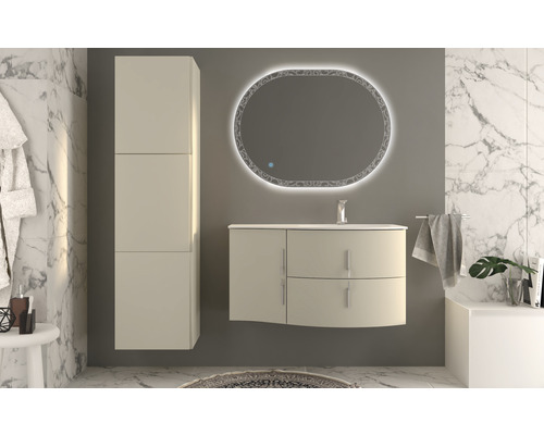 Badezimmer-Szene mit Waschtischunterschrank, Spiegelschrank und Hochschrank für ein organisiertes und helles Ambiente