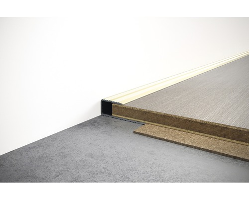 Installierte Übergangsschiene zwischen zwei Bodenbelägen unterschiedlicher Höhe.