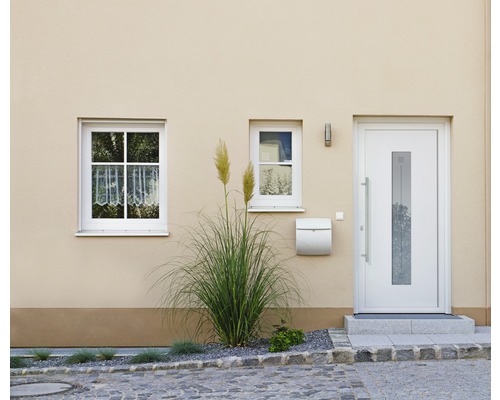 Fassade eines Wohnhauses mit Haustür, Fenstern und Briefkasten
