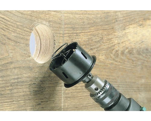 Lochsäge bohrt Loch in Holz