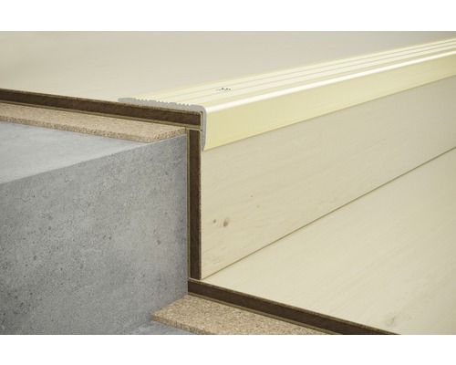 Treppenprofil auf Beton- und Holztreppe mit Korkunterlage