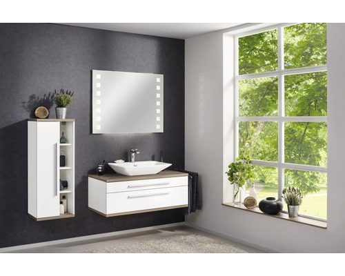 Helles Badezimmer mit Waschtisch, Spiegel mit Beleuchtung und Hochschrank