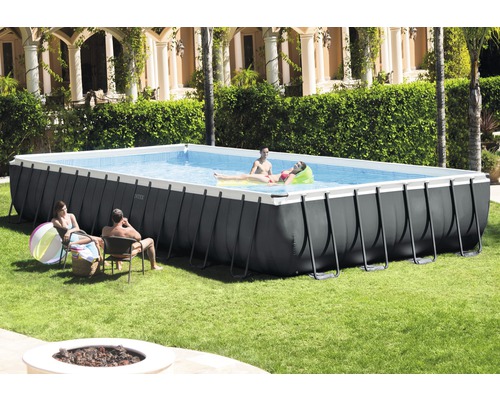 Aufstellpool mit Badegästen im Garten