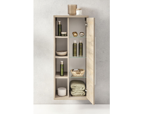 Geöffneter Badezimmer-Hängeschrank mit Regalen und verschiedenen Badartikeln