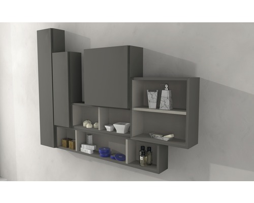 Graues Badezimmerregal mit offenen Fächern und verschiedenen Badaccessoires.