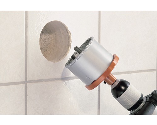 Lochsäge beim Bohren eines Lochs in eine geflieste Wand