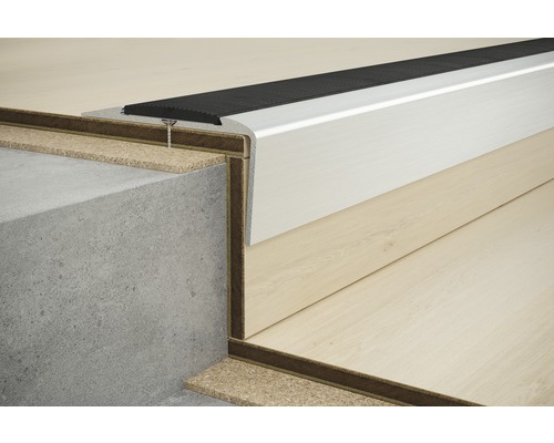 Detailansicht einer Treppenkante mit Antirutschprofil, Treppenkantenprofil und Bodenbelag