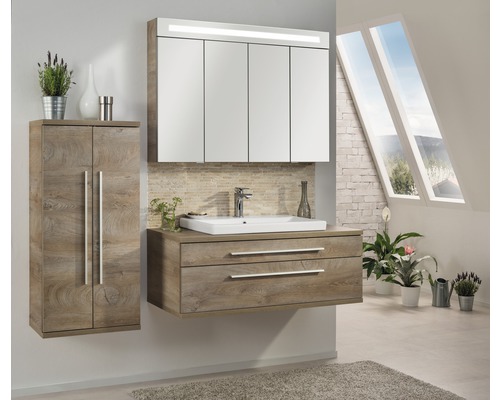 Badezimmer mit Waschtischunterschrank, Spiegelschrank, Seitenschrank und Dachfenster