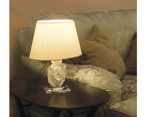 Tischleuchte mit Lampenschirm auf einem Tisch