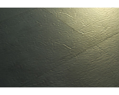 Nahaufnahme von Bodenfliesen in Schieferoptik