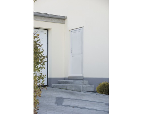 Außenansicht eines Hauses mit Seiteneingangstür und Steintreppe