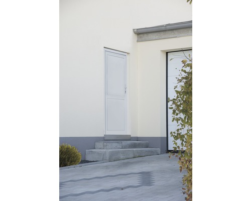 Außenansicht eines Hauses mit Eingangstür, Garage und gepflasterter Auffahrt.