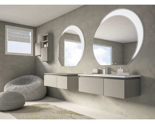 Modernes Badezimmer mit zwei Waschtischen, runden Spiegeln mit Beleuchtung, einem Hocker, einem Teppich und einem Fenster.